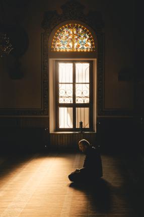 man-kneeling-while-praying-2652088
