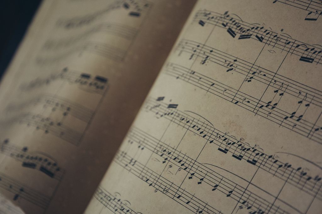 Si gjuha jonë amtare ndikon në aftësitë tona muzikore